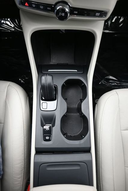 Used 2020 Volvo XC40 T5 Momentum w/ Protection Package Premier image 10