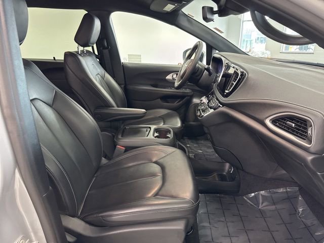 Used 2023 Chrysler Pacifica Touring-L w/ S Appearance Package image 25