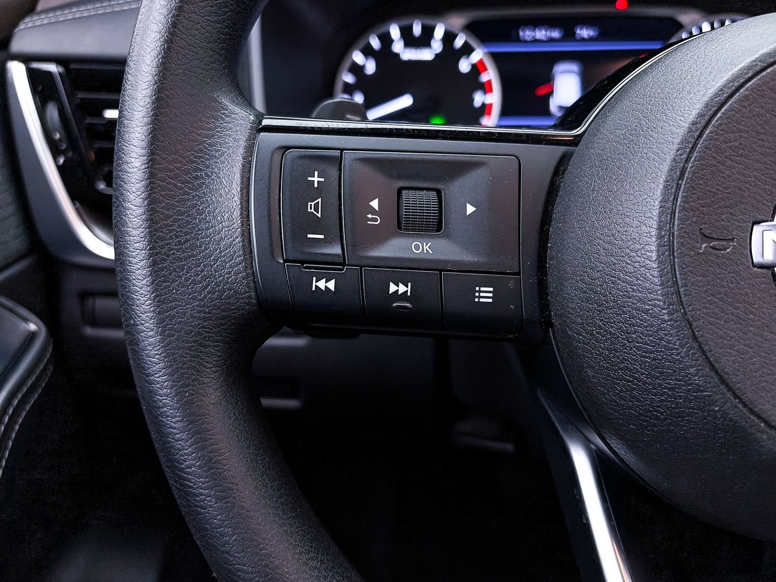 Used 2022 Nissan Rogue SV FWD image 30