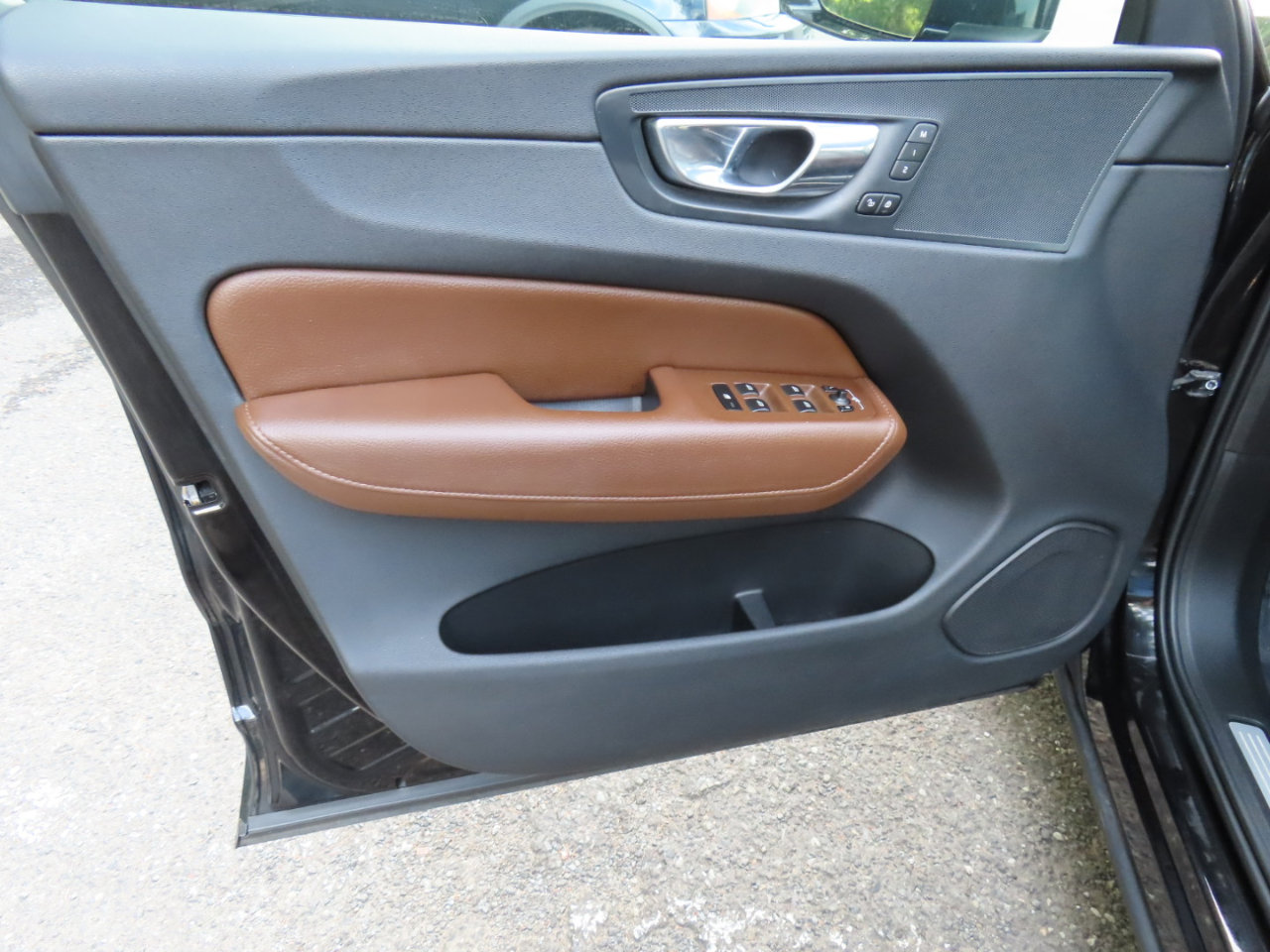 Used 2018 Volvo XC60 T6 Momentum w/ Convenience Package image 5