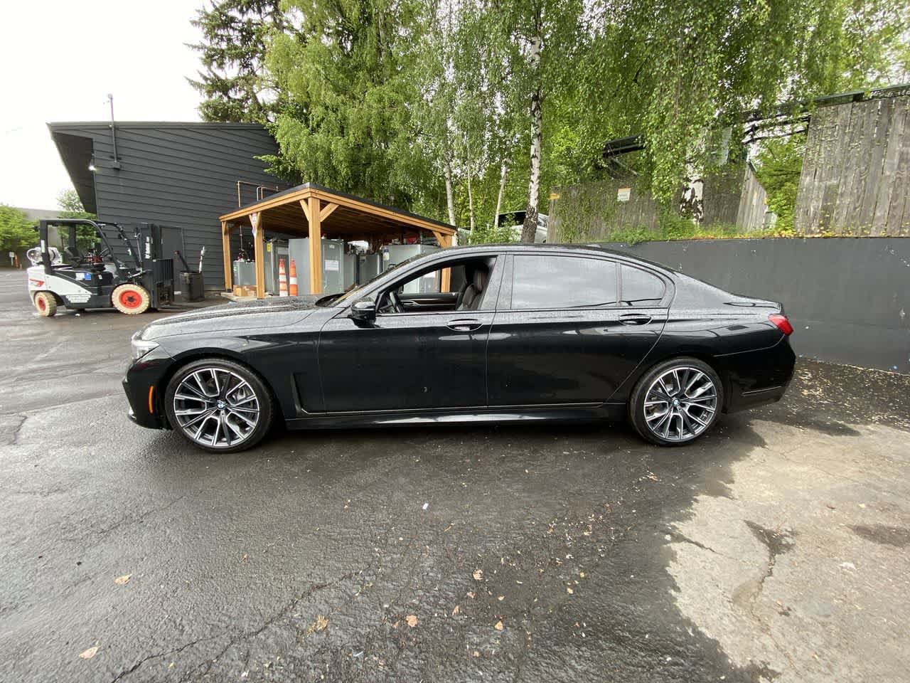 Used 2020 BMW 740i w/ M Sport Package RWD image 3