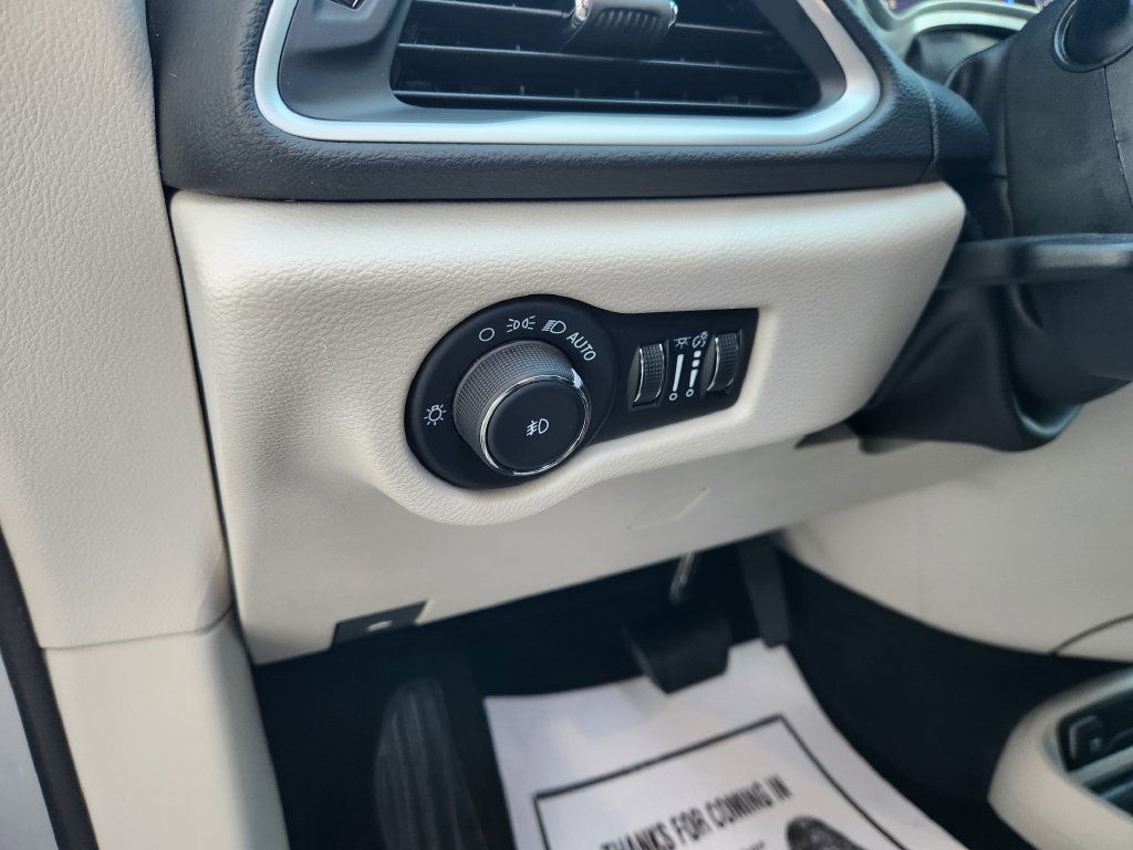 Used 2024 Chrysler Pacifica Touring-L FWD image 28