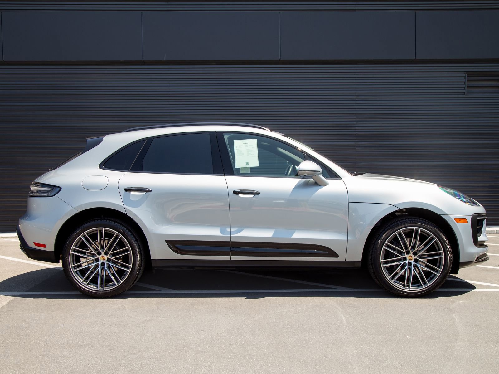Certified 2025 Porsche Macan AWD/4WD image 8
