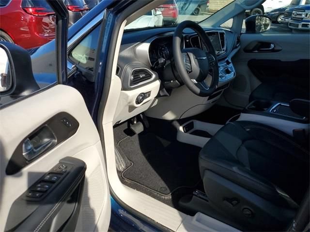 New 2023 Chrysler Pacifica Touring-L FWD image 16