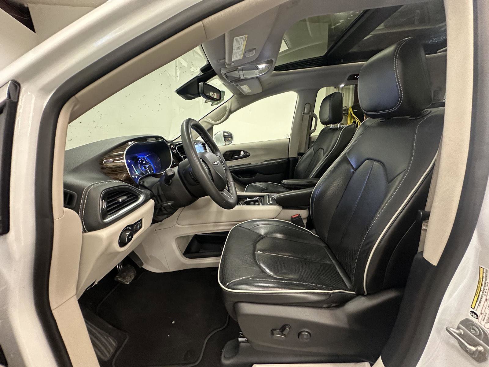 Used 2022 Chrysler Pacifica Limited image 20