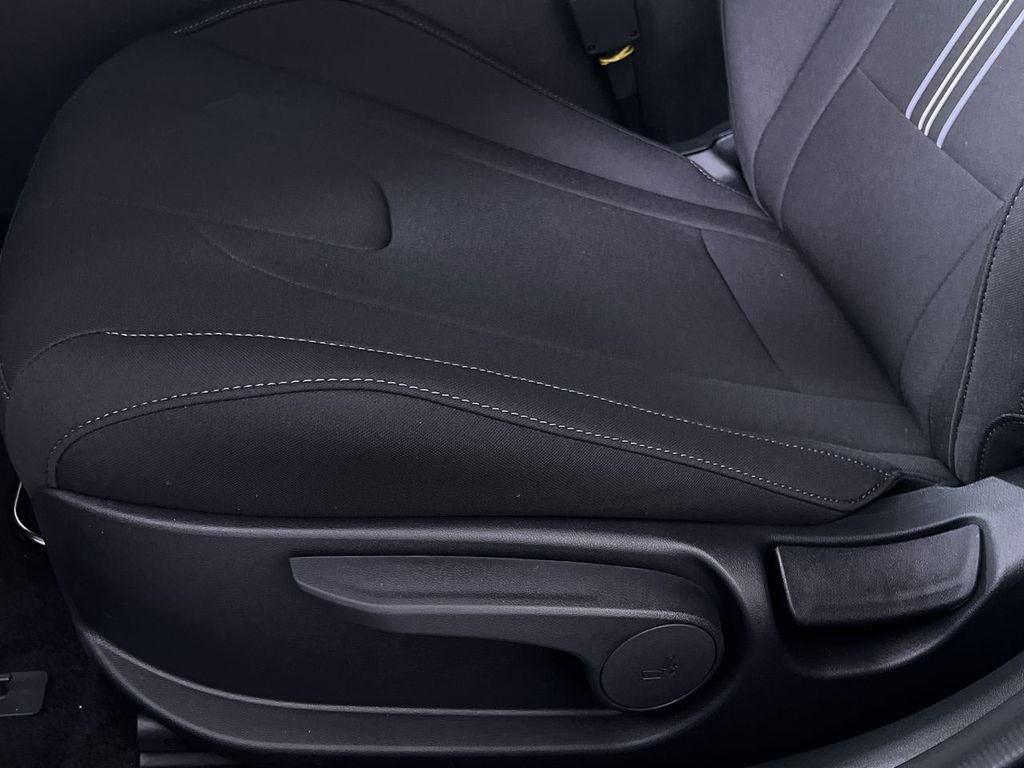 Used 2025 Hyundai Elantra Sport image 14
