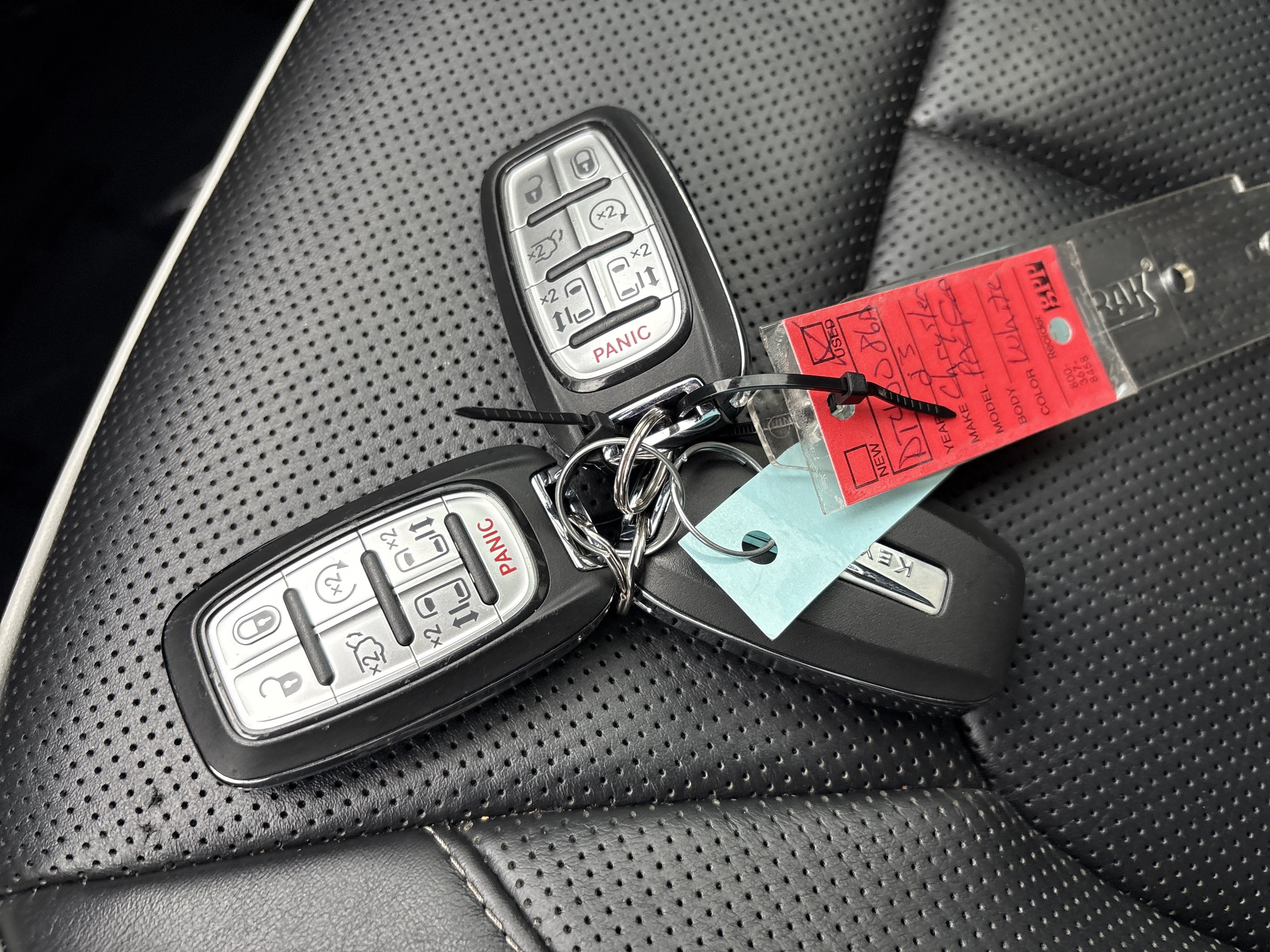 Used 2023 Chrysler Pacifica Limited w/ Uconnect Theater Family Group FWD image 37