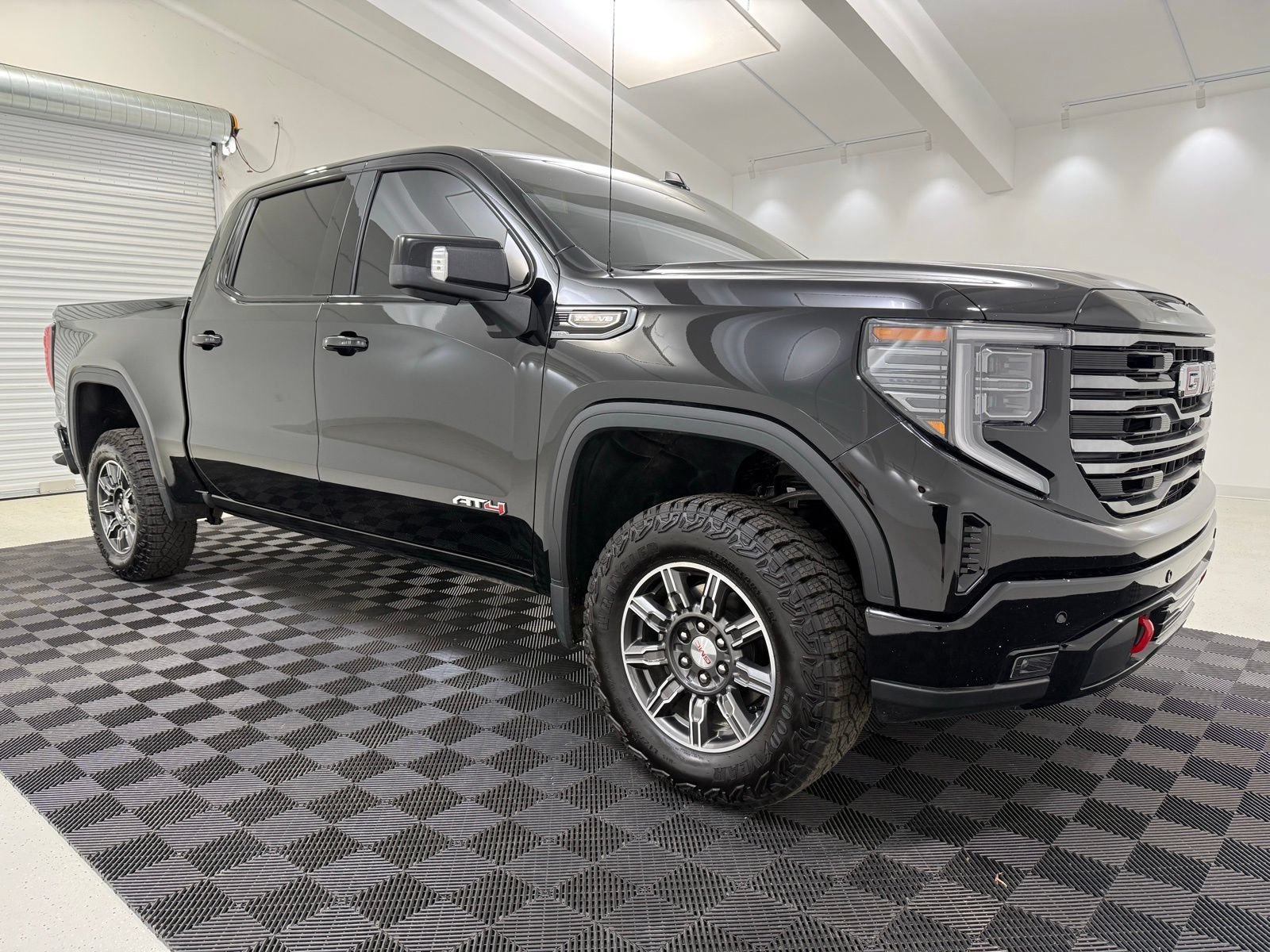 Used 2025 GMC Sierra 1500 AT4 AWD/4WD image 1