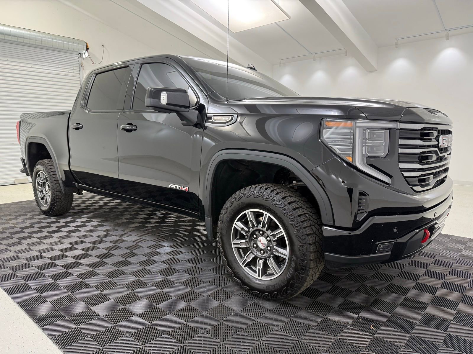 Used 2025 GMC Sierra 1500 AT4 image 1