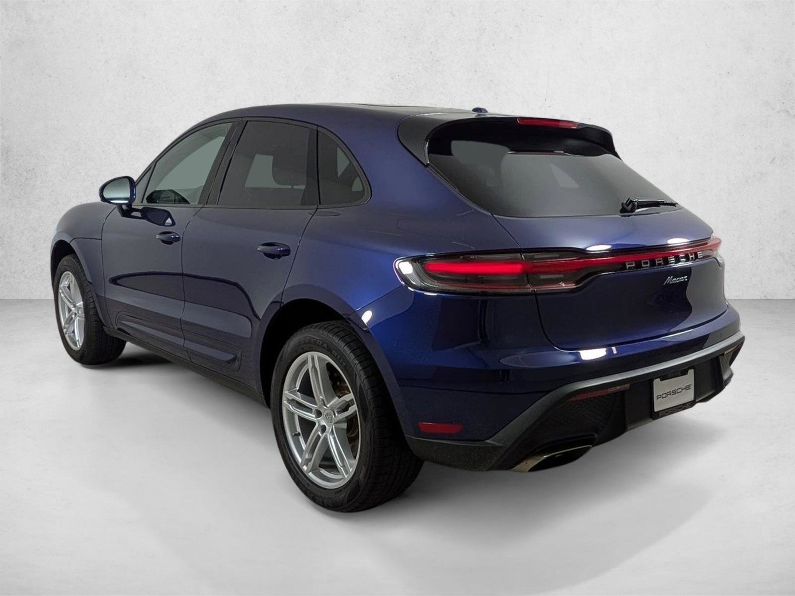 Certified 2025 Porsche Macan AWD/4WD image 3