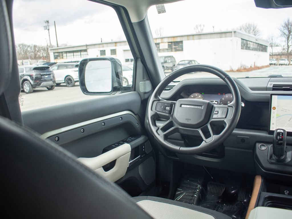Used 2023 Land Rover Defender 130 X-Dynamic SE image 19