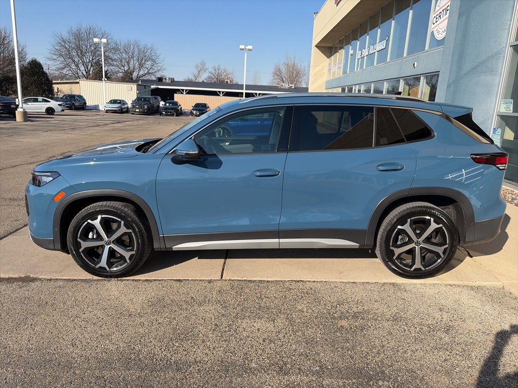 Certified 2025 Volkswagen Tiguan SE image 5