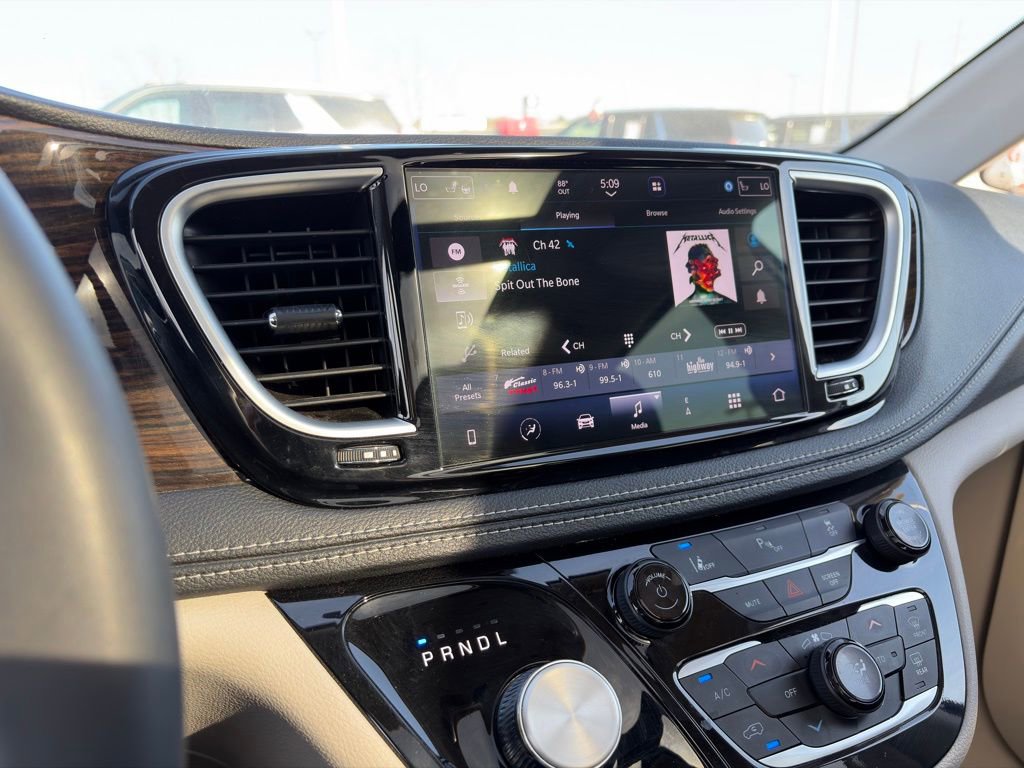 Used 2023 Chrysler Pacifica Limited FWD image 24