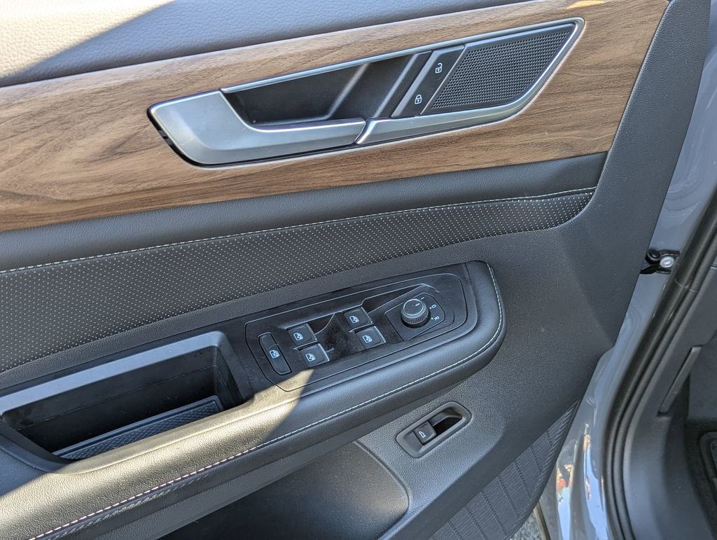 Used 2025 Volkswagen Atlas SE w/ Panoramic Sunroof Package AWD/4WD image 11