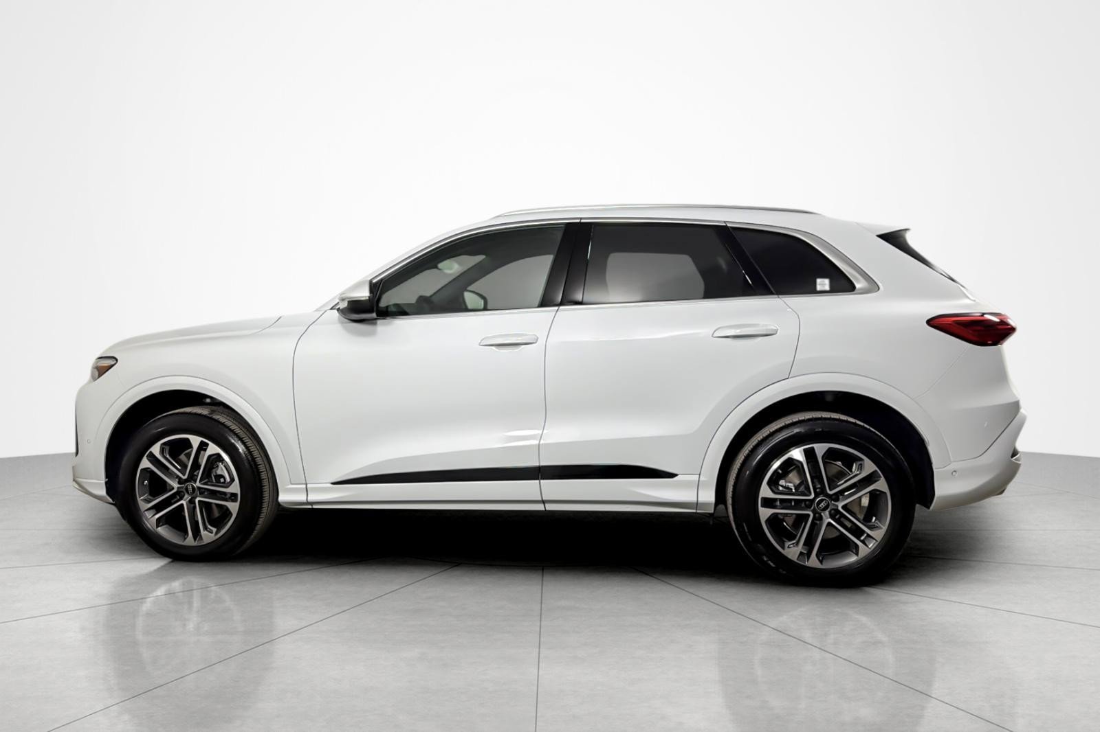Used 2025 Audi Q5 Premium Plus w/ Premium Plus image 2