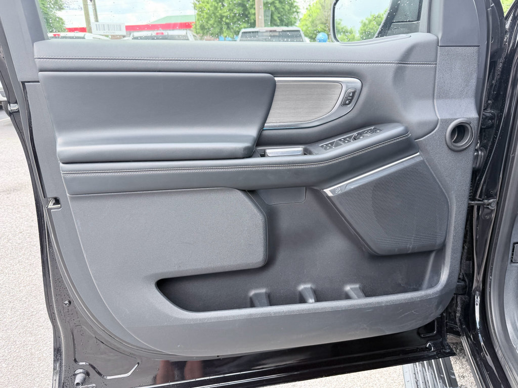 Used 2025 Ford Expedition Platinum AWD/4WD image 32