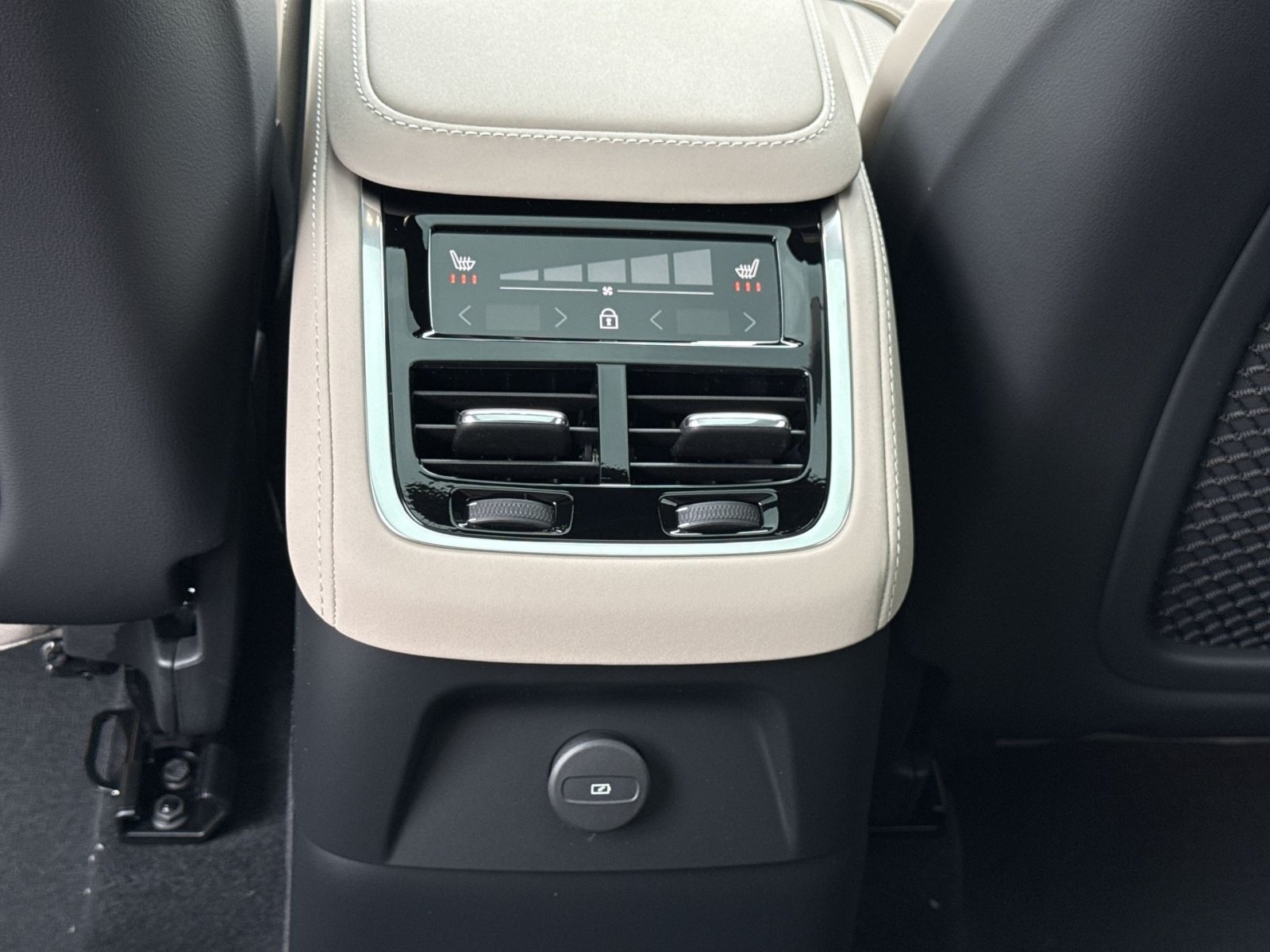 New 2026 Volvo XC90 T8 Ultra w/ Protection Package AWD/4WD image 23