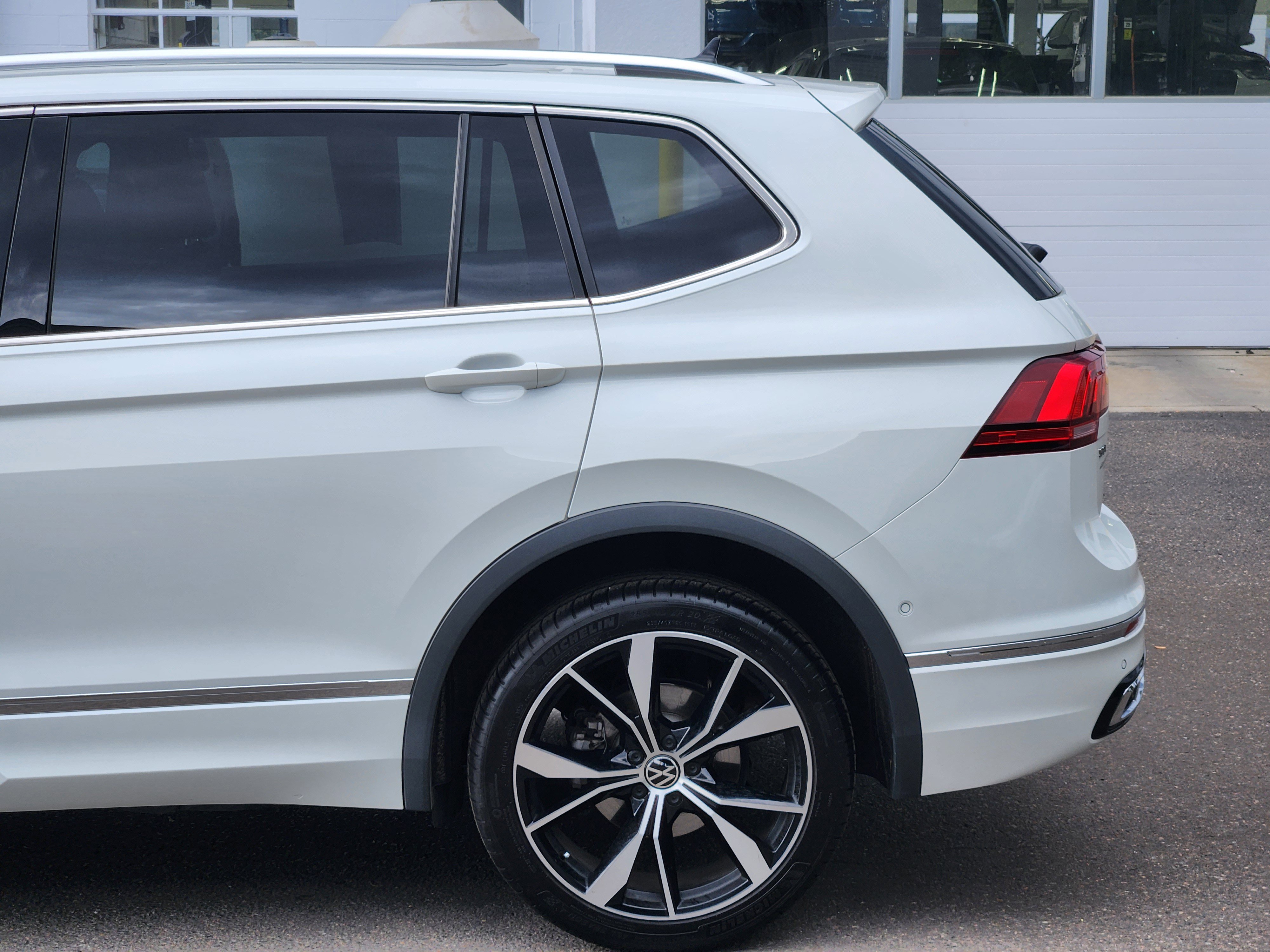 Certified 2022 Volkswagen Tiguan SEL R-Line image 3