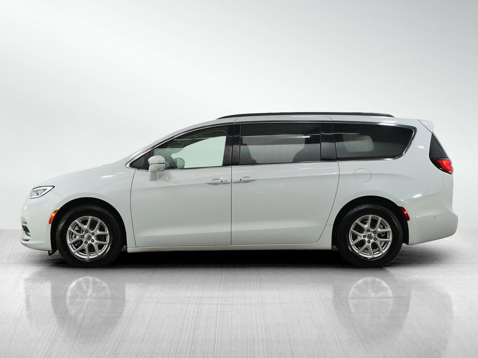 Used 2022 Chrysler Pacifica Touring-L w/ Uconnect Theater Family Group FWD image 2