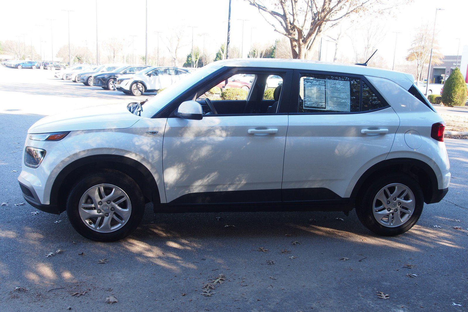 Used 2025 Hyundai Venue SE image 4