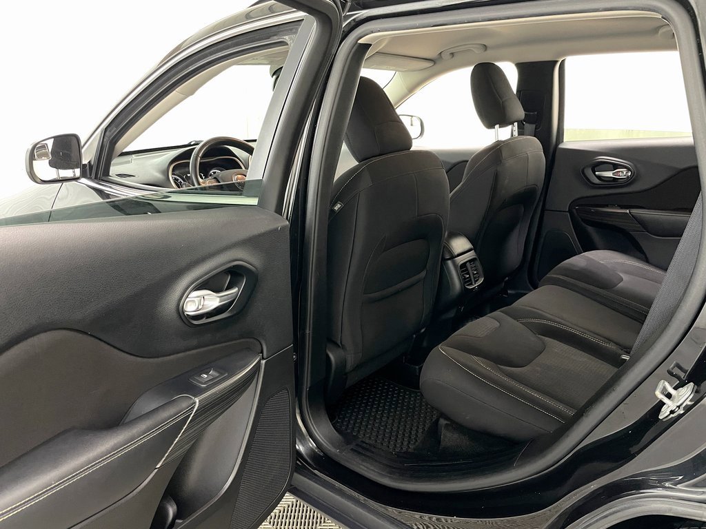 Used 2015 Jeep Cherokee Latitude w/ Cold Weather Group image 39