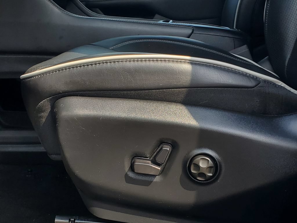 Used 2025 Chrysler Pacifica Limited FWD image 6