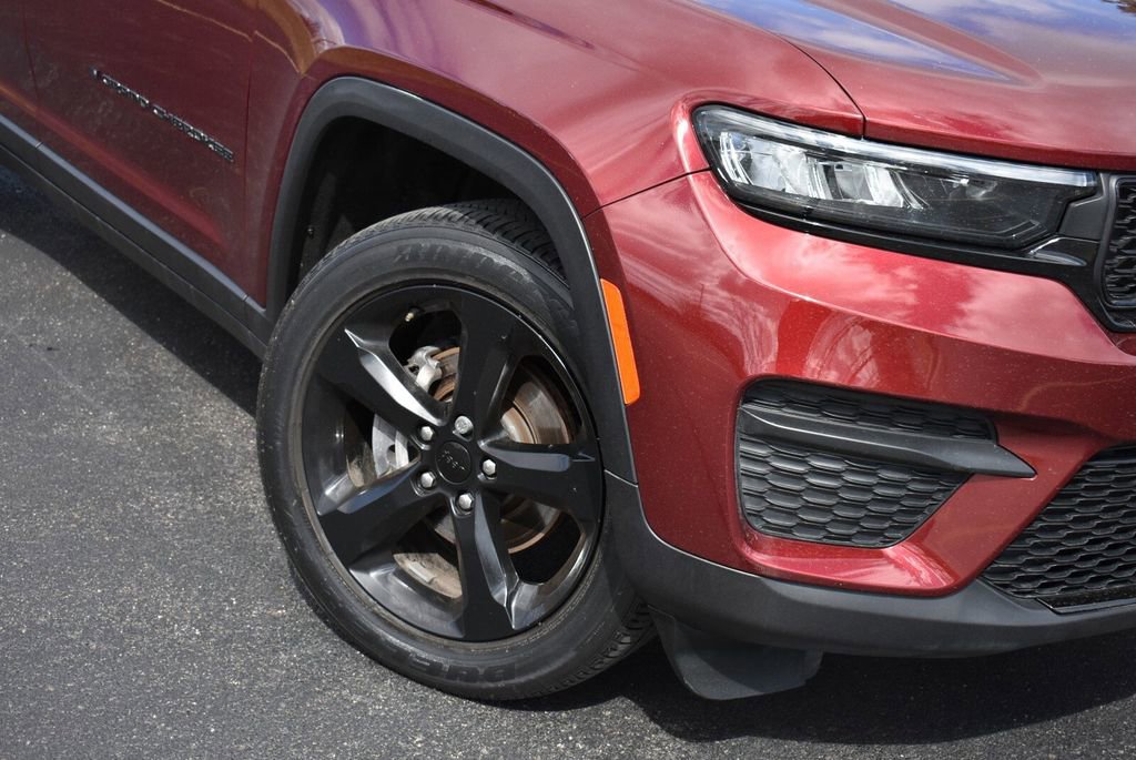 Used 2024 Jeep Grand Cherokee Altitude image 3