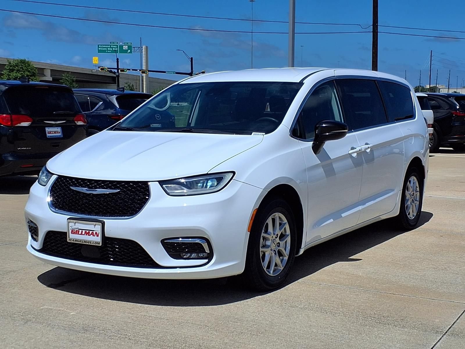 Used 2024 Chrysler Pacifica Touring-L FWD image 4