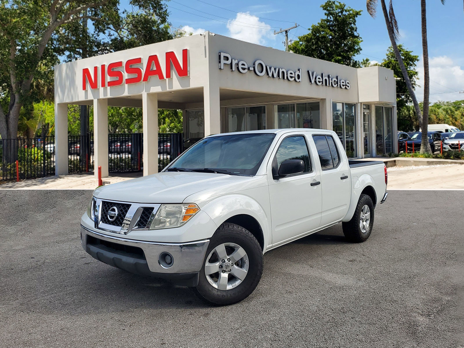 Used 2011 Nissan Frontier SV image 1