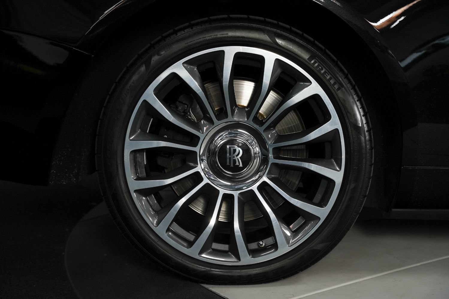 Used 2019 Rolls-Royce Dawn RWD image 25