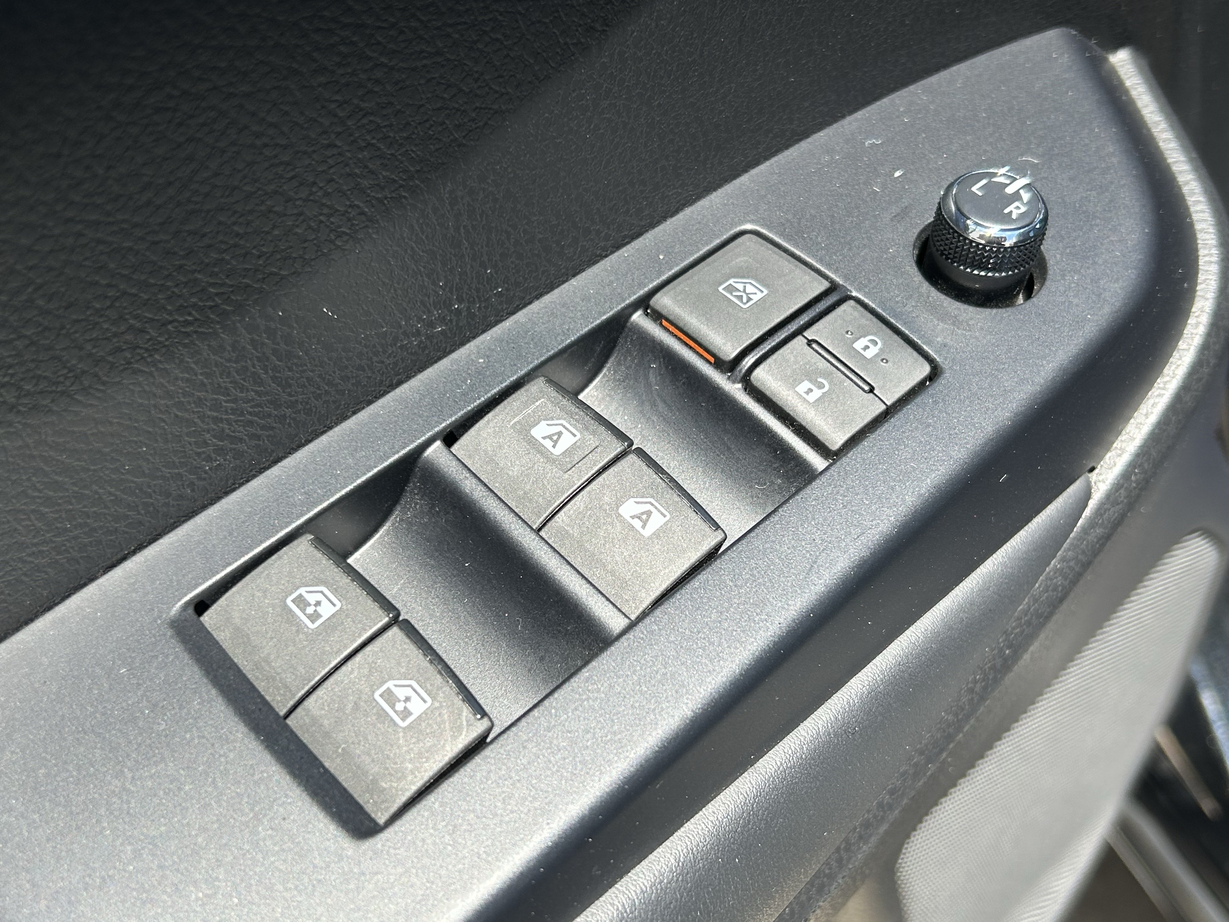 Used 2019 Toyota Highlander SE AWD/4WD image 16