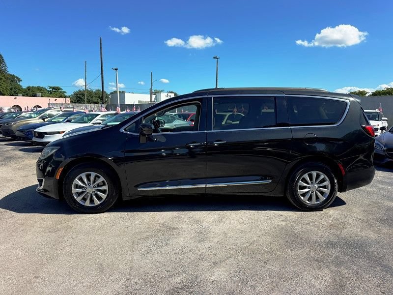Used 2017 Chrysler Pacifica Touring-L FWD image 8