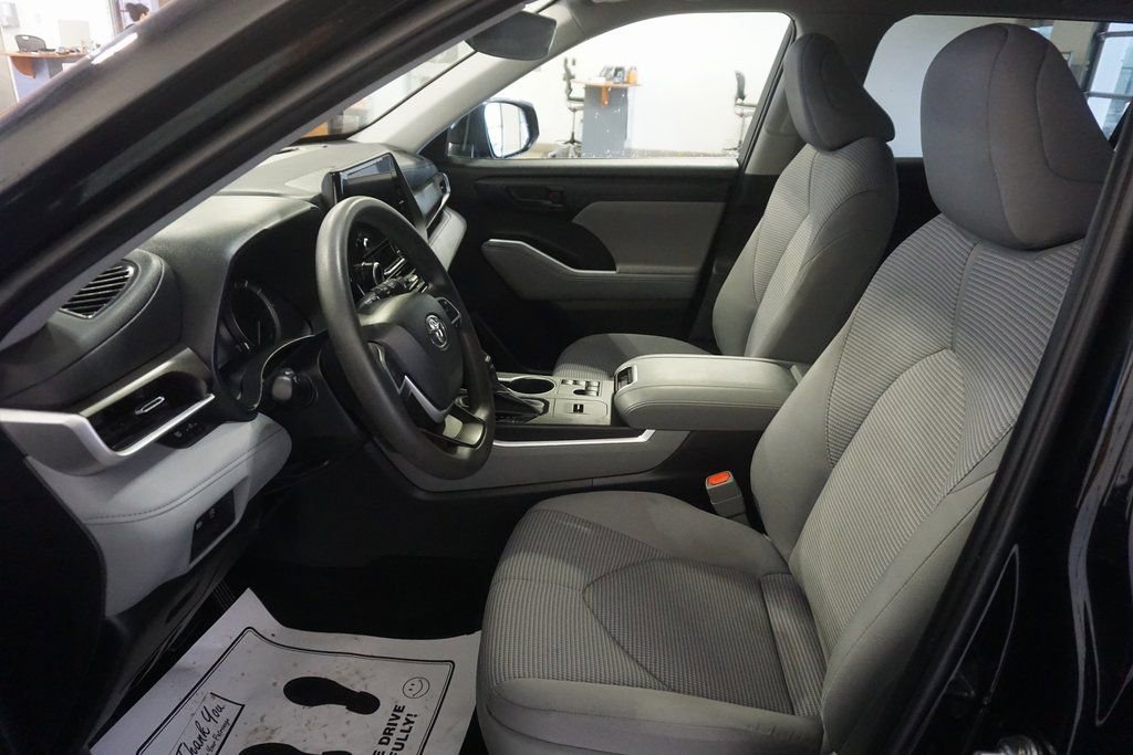 Used 2023 Toyota Highlander L image 18