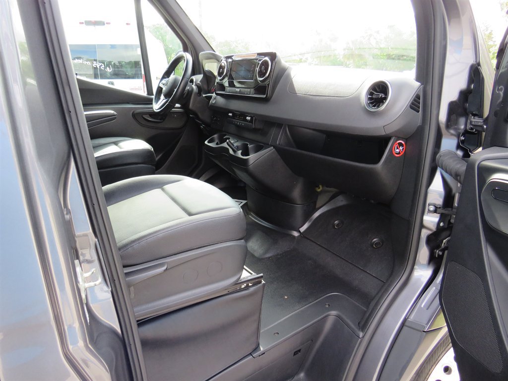 Used 2022 Mercedes-Benz Sprinter 4500 image 33