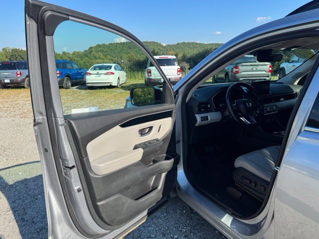 Used 2025 Honda Pilot Touring image 15