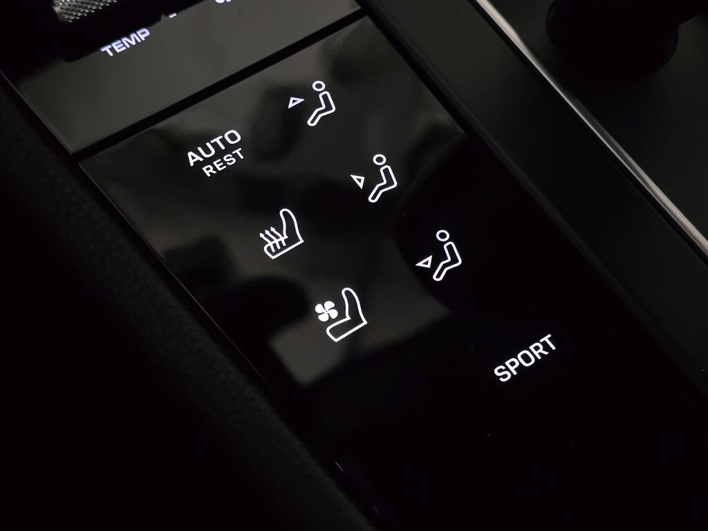 Certified 2024 Porsche Macan AWD/4WD image 41