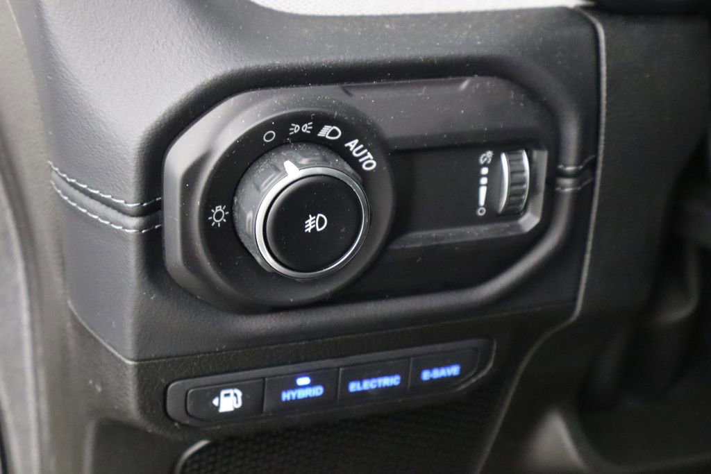 Used 2025 Jeep Wrangler Unlimited Sahara w/ Safety Group image 23