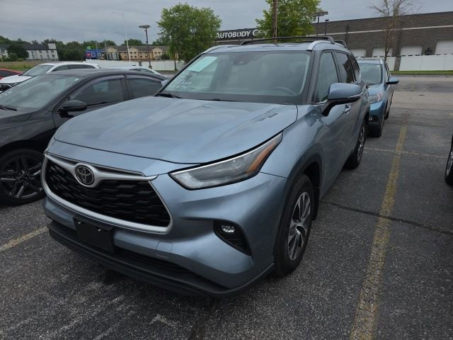 Used 2022 Toyota Highlander XLE AWD/4WD video 1