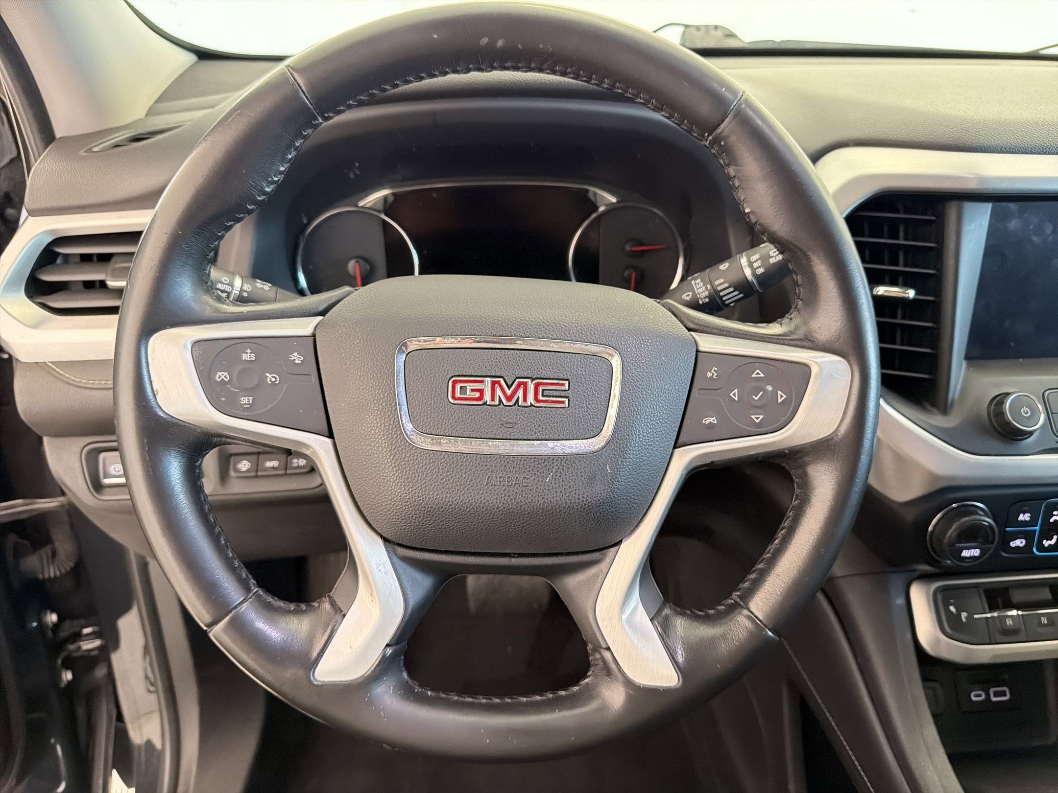 Used 2020 GMC Acadia SLT w/ Driver Alert Package II image 17