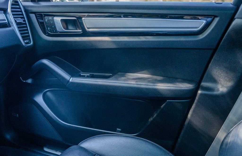 Used 2022 Porsche Cayenne Platinum Edition image 13