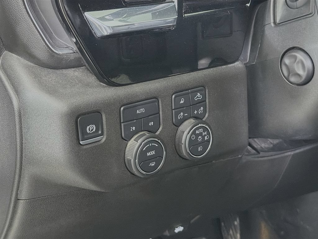 Used 2025 Chevrolet Silverado 1500 LTZ AWD/4WD image 13