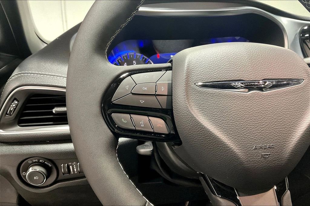 New 2026 Chrysler Pacifica Limited w/ Uconnect Theater Family Group FWD image 13