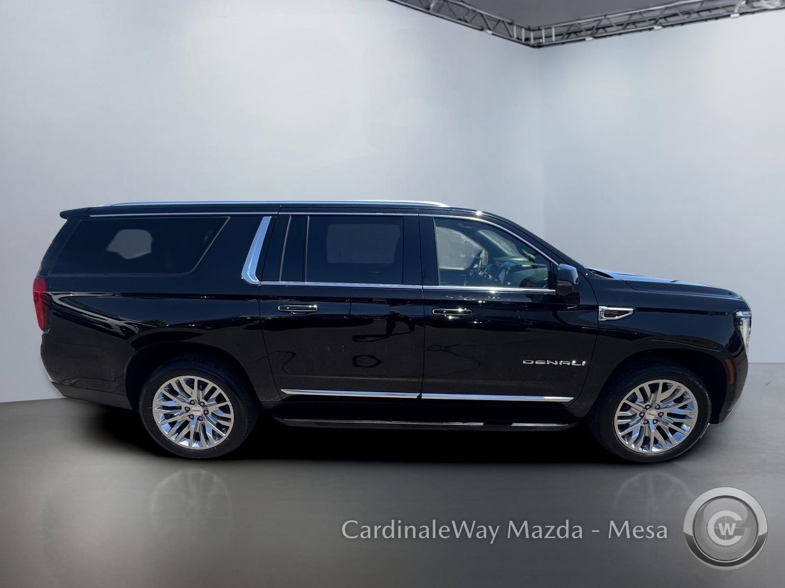 Used 2025 GMC Yukon XL Denali AWD/4WD image 3