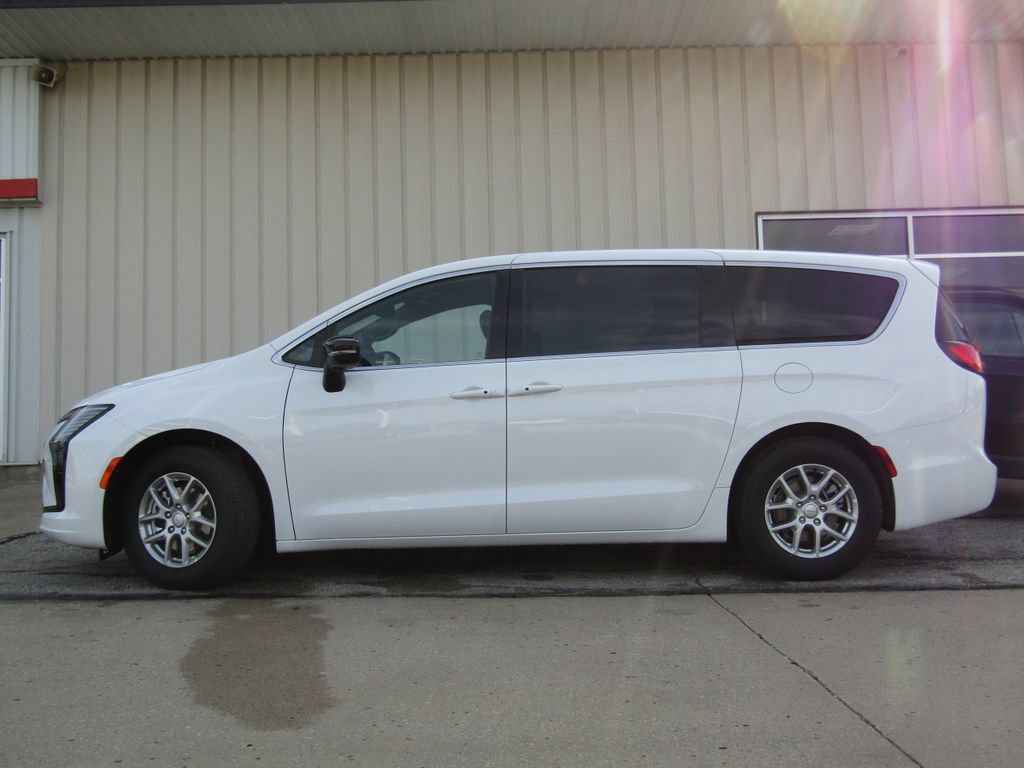 New 2027 Chrysler Pacifica Select FWD image 11