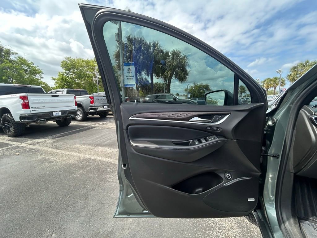 Used 2023 Buick Enclave Avenir w/ Avenir Technology Package image 30