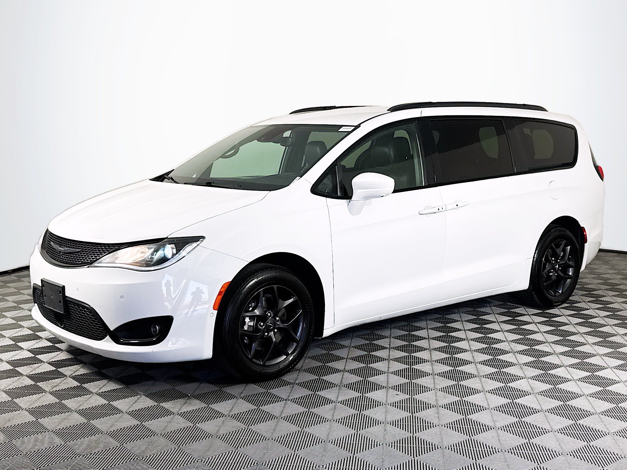 Used 2020 Chrysler Pacifica Touring-L Plus FWD image 4