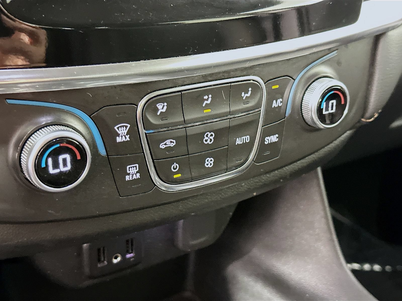 Used 2021 Chevrolet Traverse LS AWD/4WD image 17