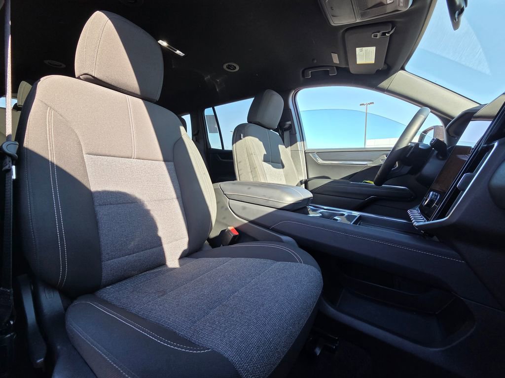 Used 2025 GMC Acadia Elevation image 31