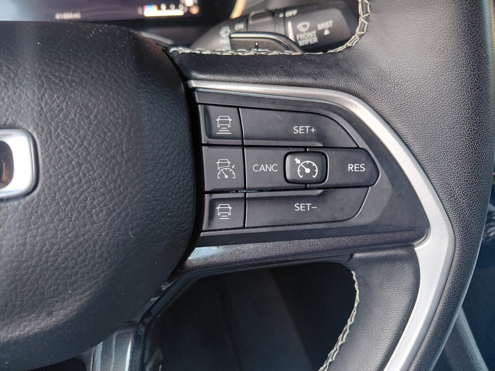 Used 2022 Jeep Grand Cherokee Laredo w/ Luxury Tech Group I AWD/4WD image 6