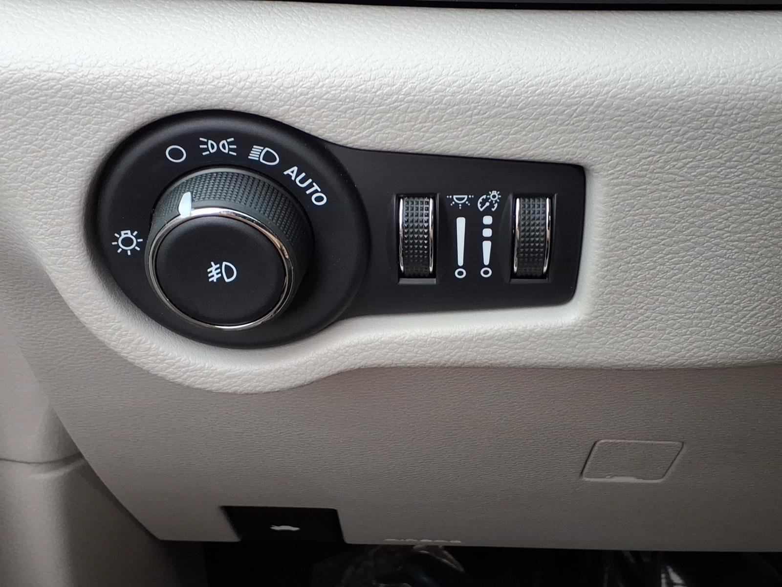 Used 2024 Chrysler Pacifica Touring-L FWD image 21